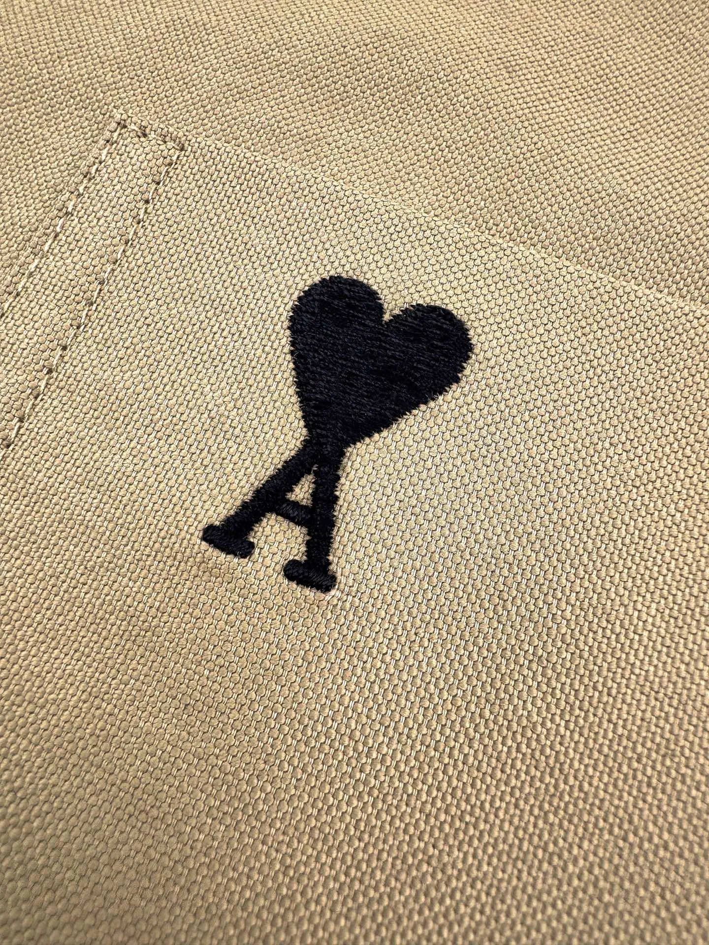 Ami Paris love embroidered short-sleeved shirt. Customized high-density double-ply Oxford spinning. Tight and smooth. Comfortable and close to the skin. Dressed in Paris Wheat Brown. Relaxed and casual. Elegant. Black silk thread dances on the chest with love embroidery. Low-key and powerful. It uses pockets as the boundary to hide the French romance. It is the ultimate simplification of color. It uses the ultimate restraint to interpret an effortless sense of luxury. Process 1: Use imported machine embroidery technology. Use advanced computer control system and precision mechanical components to realize Ami love embroidery work with high precision and smooth and delicate lines. Process 2: The fabrics are washed and have a better hand feel. Not easy to deform, not easy to shrink, not easy to fade, and maintain long-term beauty. Accessories: Customized 1:1 Ami buttons. Customized 1:1 Ami trademark. Version: Loose version. Size: 37 38 39 40. Style number: BB 803.